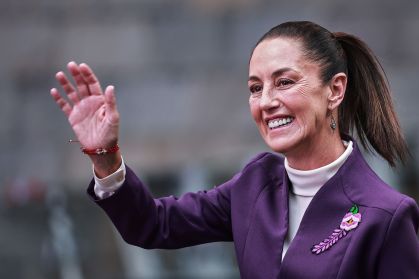 A candidata presidencial Claudia Sheinbaum da coalizão 'Sigamos Haciendo Historia' saúda antes do último debate presidencial antes da eleição presidencial no Centro Cultural Tlatelolco em 19 de maio de 2024 na Cidade do México, México.