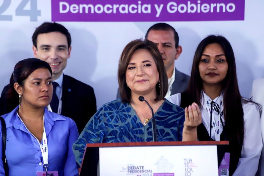 A candidata Xóchitl Gálvez da coalizão 'Fuerza y corazón por México' fala antes do último debate presidencial antes da eleição presidencial no Centro Cultural Tlatelolco em 19 de maio de 2024 na Cidade do México, México. / Mariam Guerrero/ObturadorMX/Getty Images