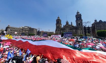 Centenas de pessoas exibem uma bandeira com as cores do México durante uma marcha 'Marea Rosa' no Zócalo em 19 de maio de 2024 na Cidade do México, México.