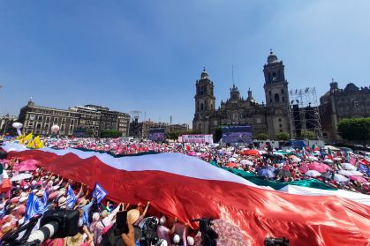 Centenas de pessoas exibem uma bandeira com as cores do México durante uma marcha 'Marea Rosa' no Zócalo em 19 de maio de 2024 na Cidade do México, México.