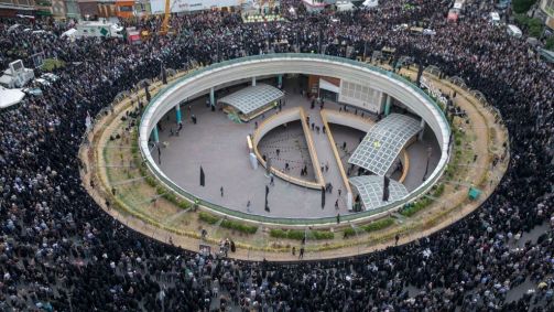 Iranianos se reúnem na Praça Valiasr, no centro de Teerã, para lamentar a morte do presidente Ebrahim Raisi e do ministro das Relações Exteriores, Hossein Amir-Abdollahian, em um acidente de helicóptero no dia anterior
