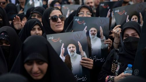 Mulheres lamentam a morte do presidente do Irã, Ebrahim Raisi. e do ministro das Relações Exteriores, Hossein Amir-Abdollahian, em um acidente de helicóptero no dia anterior, na Praça Valiasr, em Teerã