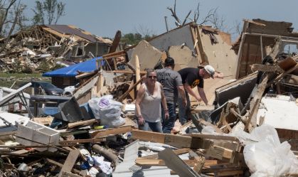Residentes tentam limpar área com a ajuda de familiares e amigos após tornado destrutivo em 23 de maio de 2024, em Greenfield, Iowa, nos EUA
