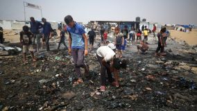 Palestinos se reúnem no local de um ataque israelense a um campo para deslocados internos em Rafah, em 27 de maio de 2024