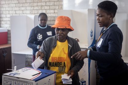 Mulher vota em seção eleitoral de Soweto, em Joanesburgo, nas eleições mais acirradas da África do Sul desde o fim do Apartheid.