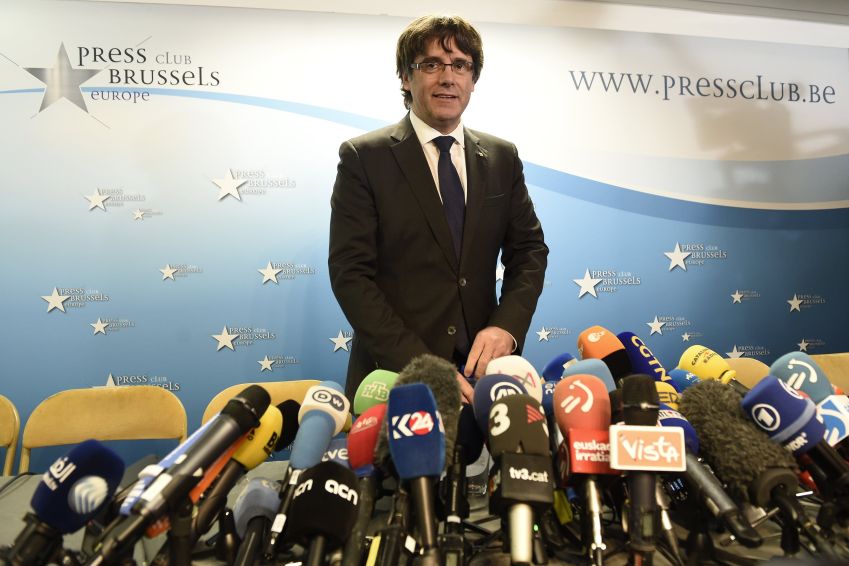 Carles Puigdemont em coletiva de imprensa em Bruxelas, Bélgica, em 31 de outubro de 2017. / Didier Lebrun/Photonews via Getty Images