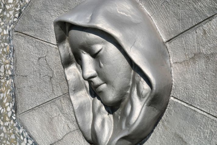 Escultura de Virgem Maria chorando. / Platinus / Getty Images