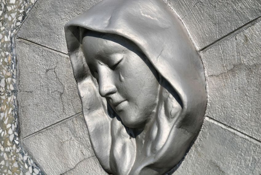 Escultura de Virgem Maria chorando. / Platinus / Getty Images