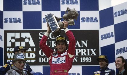Ayrton Senna celebra vitória na Inglaterra em 1993