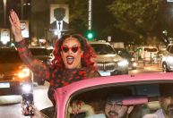 Gloria Groove faz passeio de fusca conversível nas ruas de SP; veja fotos