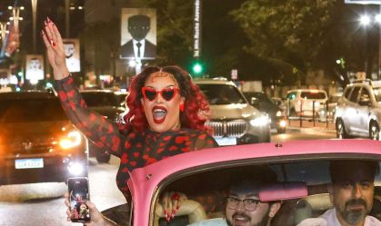 Gloria Groove faz passeio de fusca conversível nas ruas de SP; veja fotos