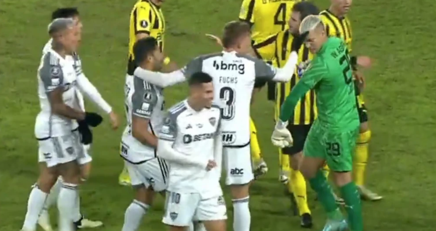 Goleiro do Peñarol provoca jogadores do Galo