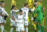 Goleiro do Peñarol provoca Atlético-MG ao mostrar títulos da Libertadores