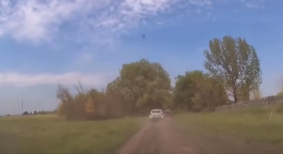 Drone russo atinge veículo e mata policial