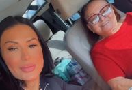 Gracyanne Barbosa passeia com mãe de Belo e a chama de "sogrinha"