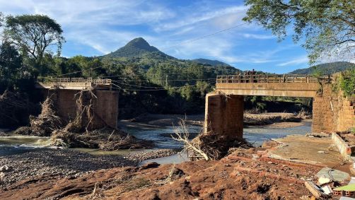 Cidade de Sinimbu, a 240 km de Porto Alegre, foi destruída pela enchente