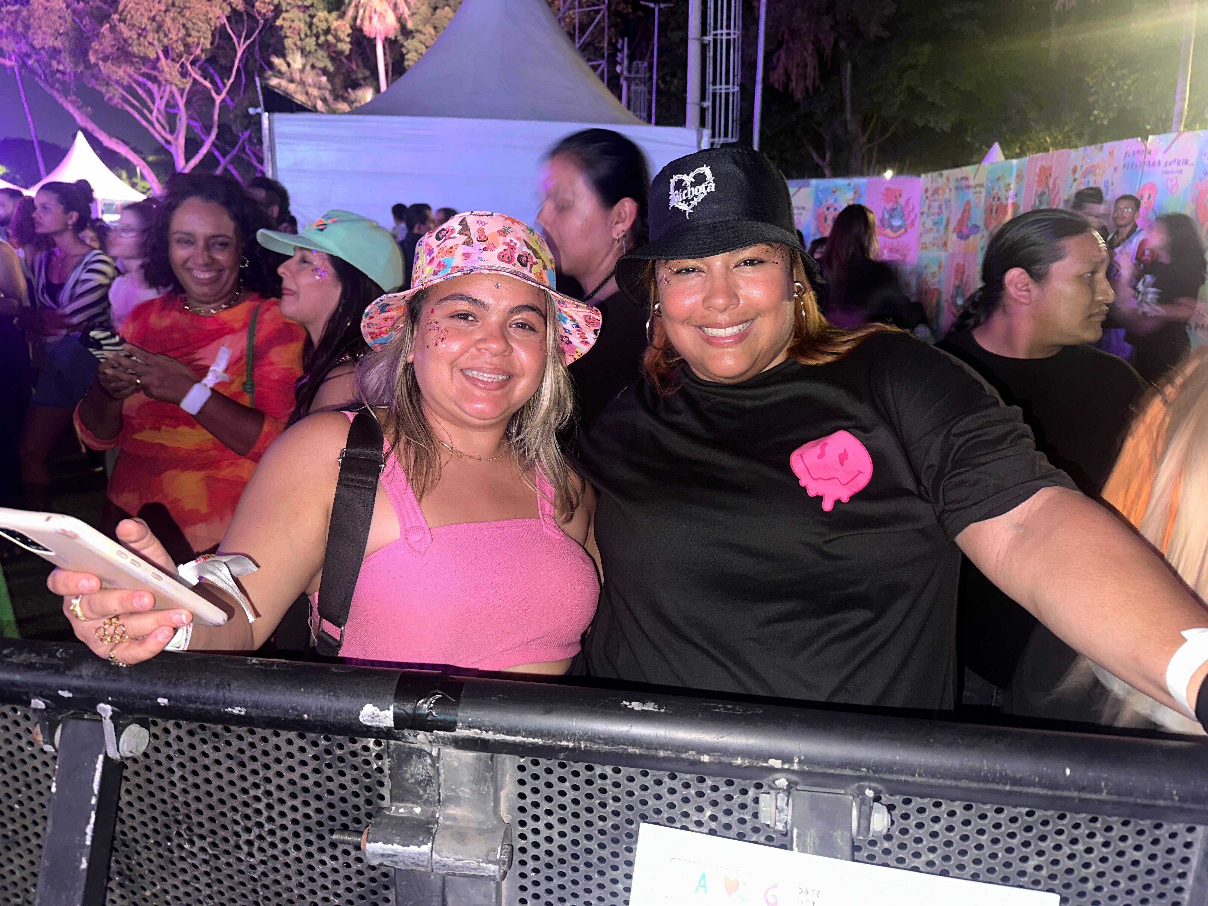 Venezuelana, Indira (à direita) viajou de Manaus para SP só para ver o show de Karol G. Foto: Edward Pepe/CNN