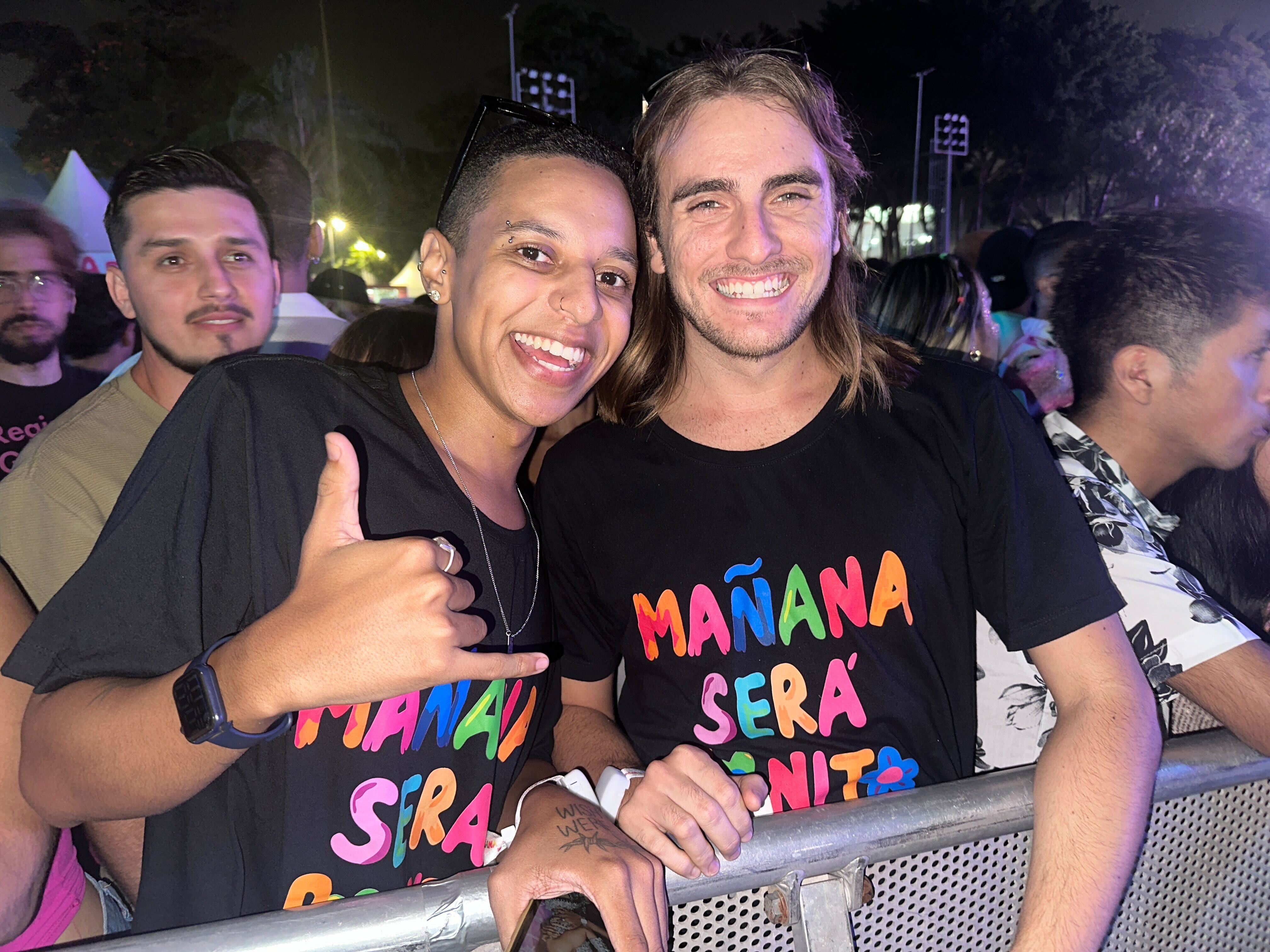 Murilo Felipe (à esquerda) ao lado do amigo no show de Karol G em SP. Foto: Edward Pepe/CNN