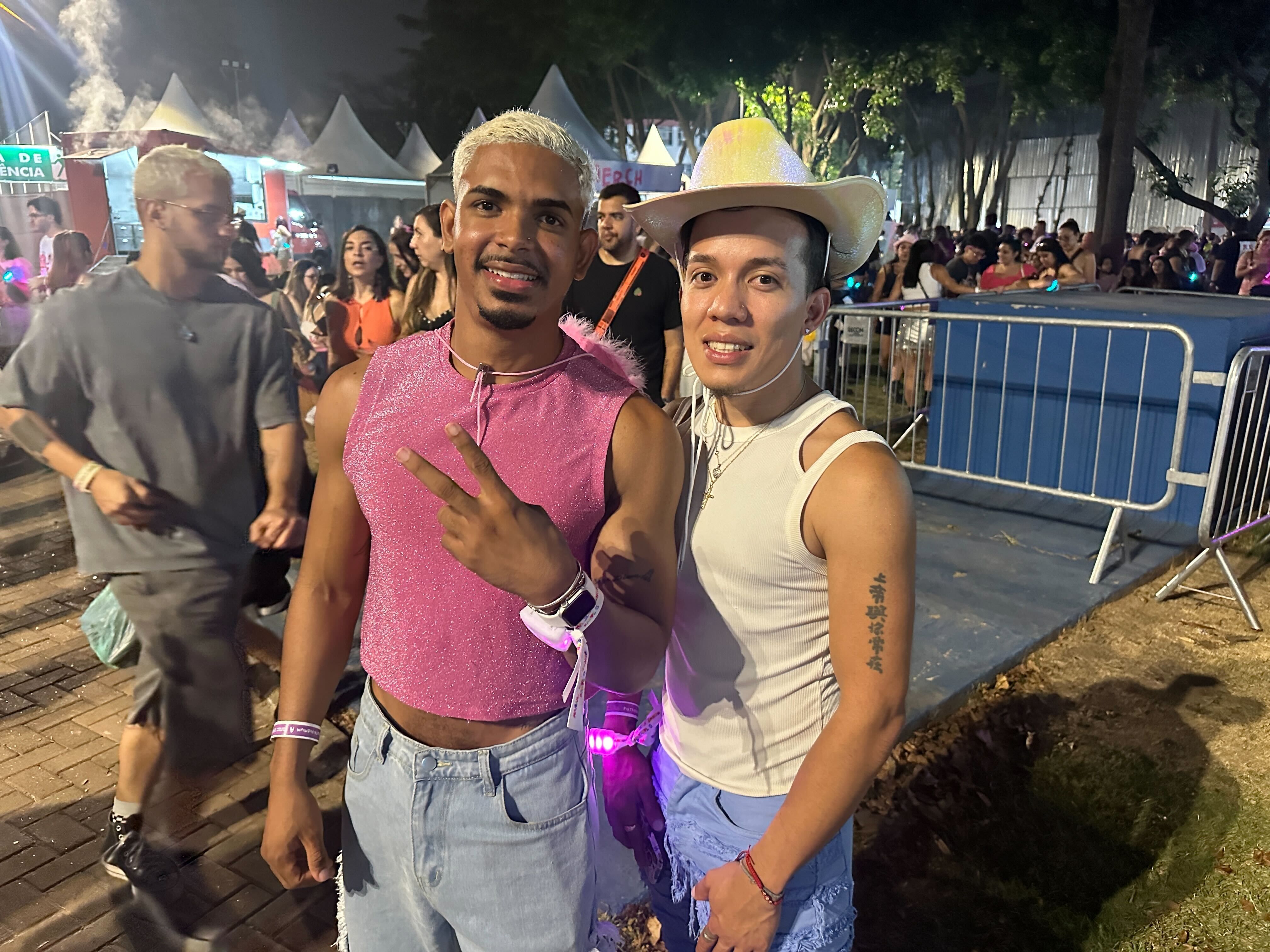 Dupla de amigos veio pela primeira vez ao Brasil só para ver a artista colombiana. Foto: Edward Pepe/CNN
