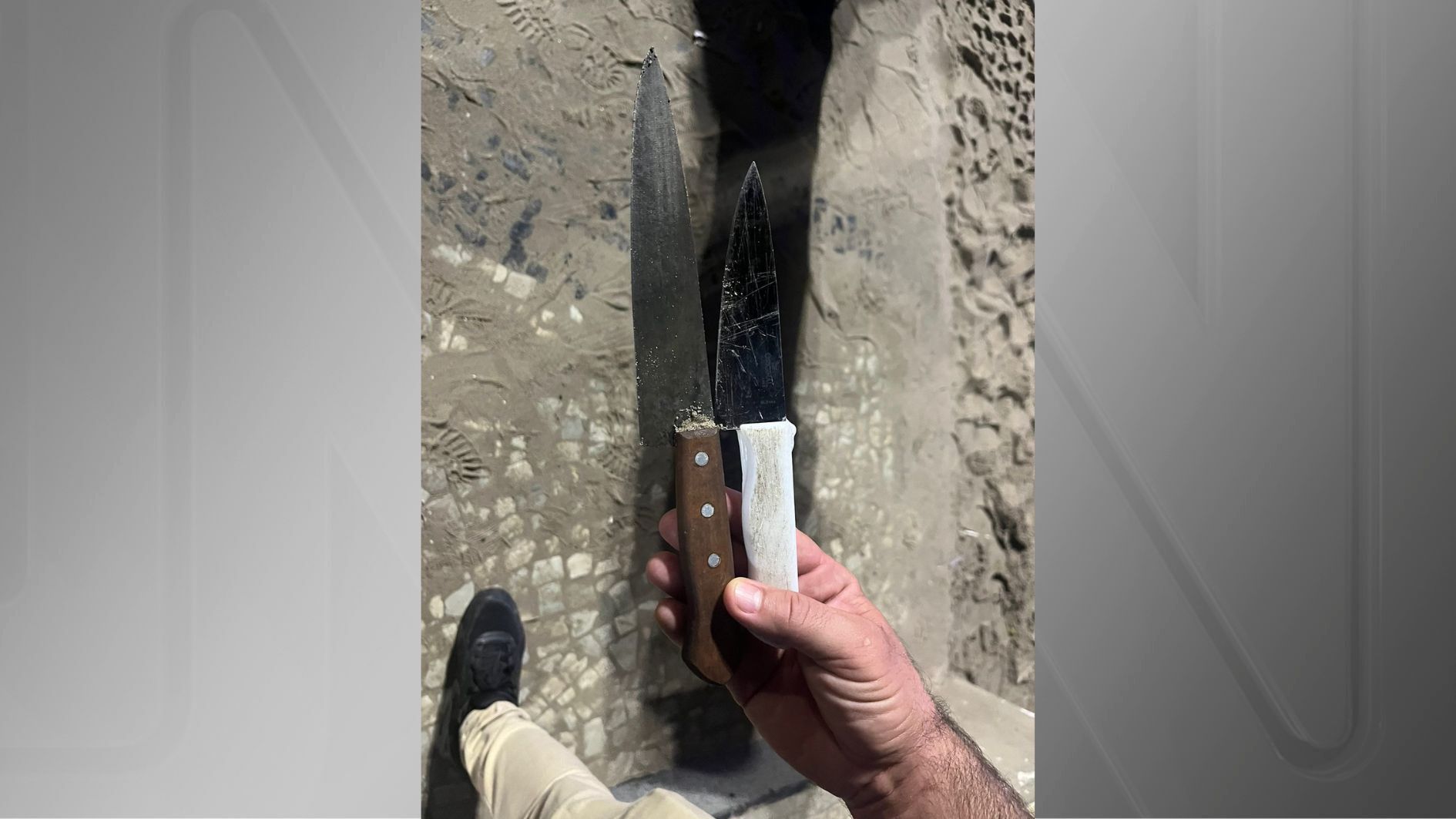 Facas encontradas na areia da praia de Copacabana, no Rio de Janeiro