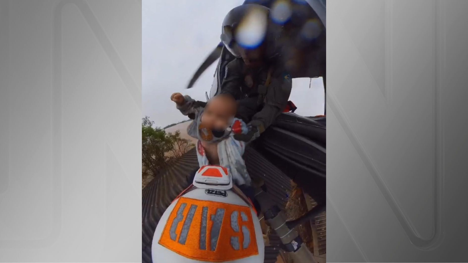 Momento em que os militares retiram o bebê pelo telhado no Rio Grande do Sul