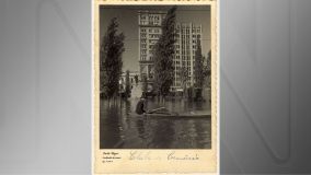 Praça da Alfândega, em frente ao Clube do Comércio, alagada durante a enchente de 1941 em Porto Alegre