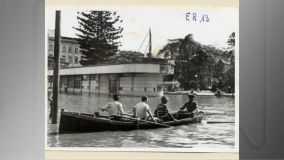 Homens utilizam canoa como meio de transporte durante a enchente de 1941 em Porto Alegre (RS)