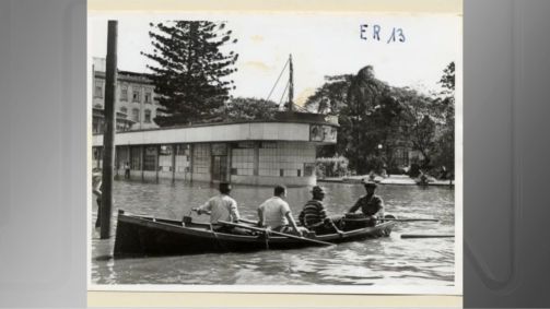 Homens utilizam canoa como meio de transporte durante a enchente de 1941 em Porto Alegre (RS)