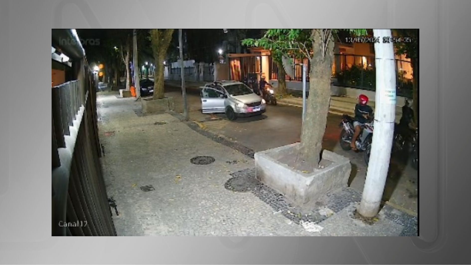 Momento em que os criminosos cercam os músicos no Rio de Janeiro