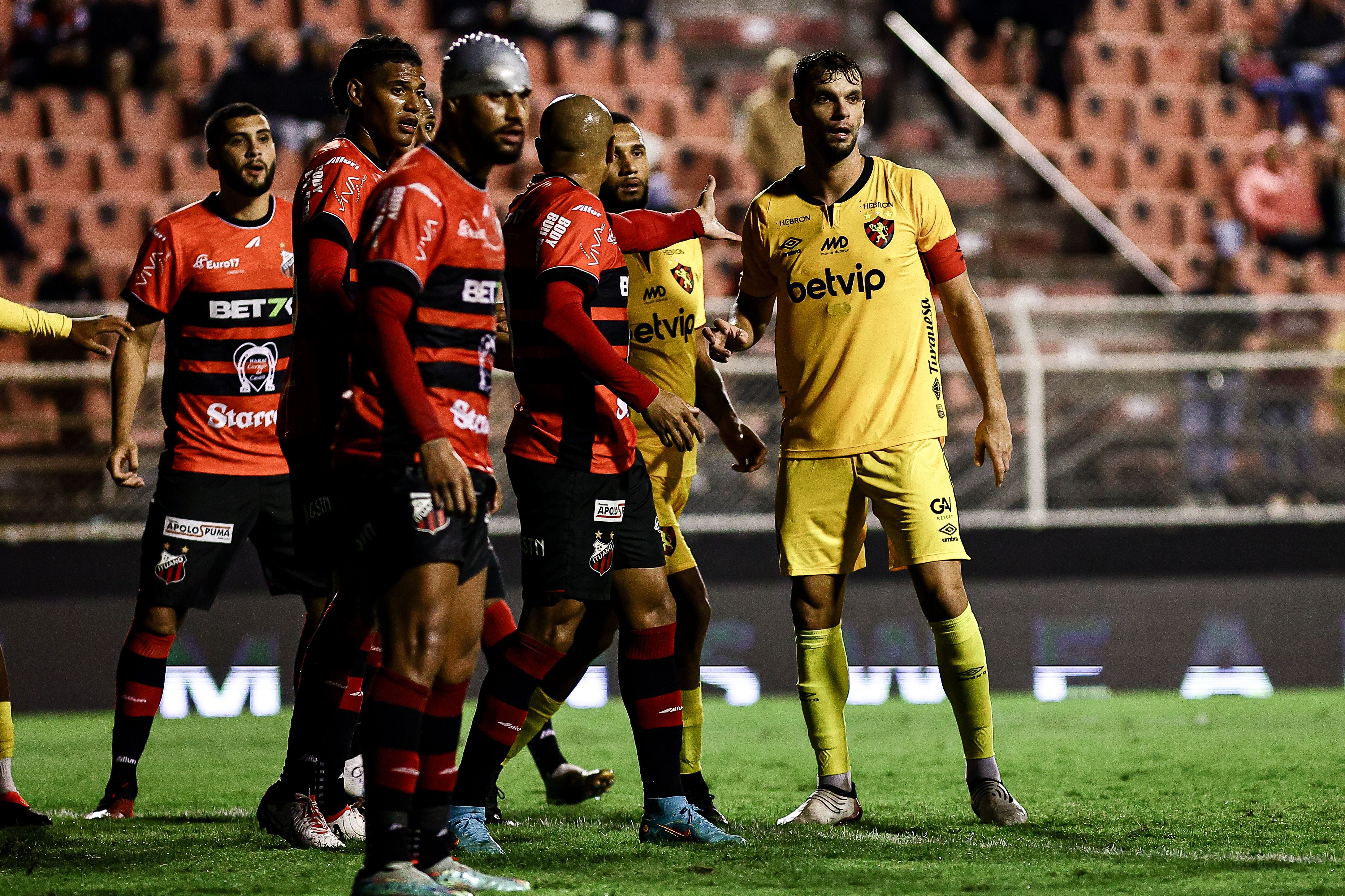 Lance de jogo entre Ituano e Sport