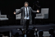 Vídeo: Javier Milei faz apresentação de rock em lançamento de livro