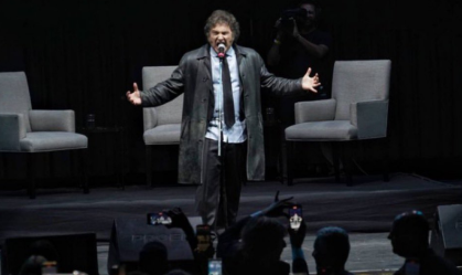 Vídeo: Javier Milei faz apresentação de rock em lançamento de livro