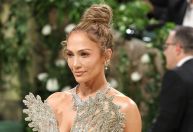 Carruagem e vestidões: Jennifer Lopez faz festa inspirada em 
