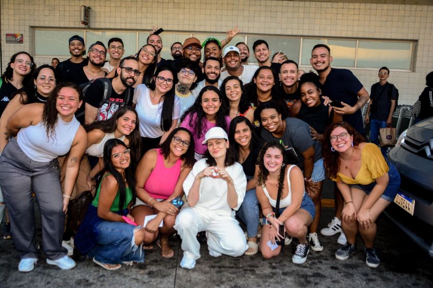 Jessie J com fãs no Aeroporto do Galeão, no Rio de Janeiro / Webert Belicio / Agnews