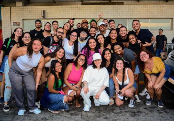 Jessie J com fãs no Aeroporto do Galeão, no Rio de Janeiro / Webert Belicio / Agnews
