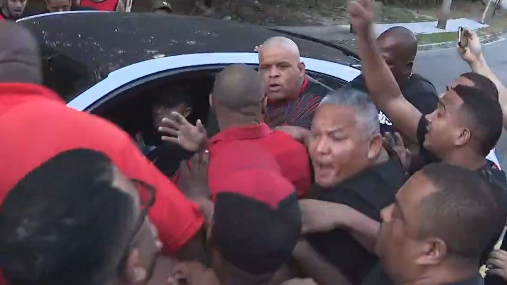 Jogadores do Flamengo são alvos de protesto antes de treinamento no Ninho do Urubu