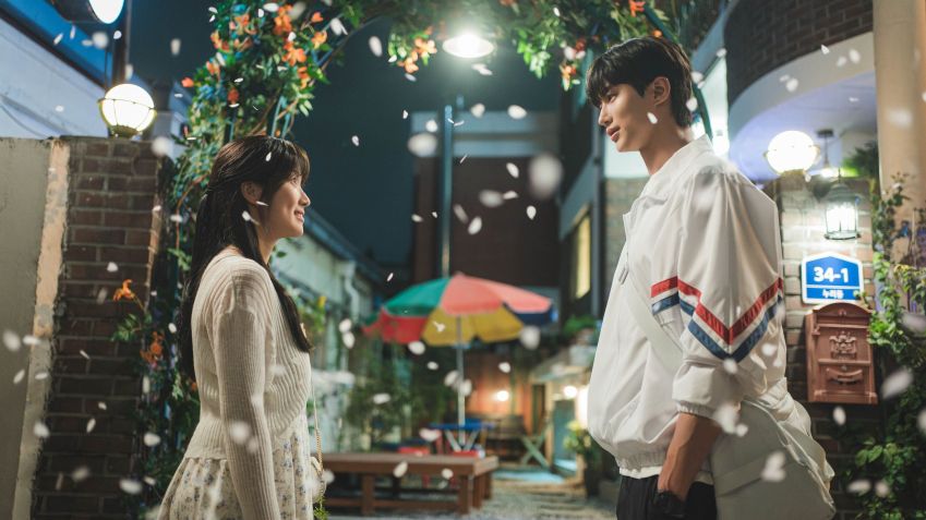 Kim Hye Yoon e Byeon Woo Seok interpretam fã e ídolo em "Lovely Runner". / Cortesia da Rakuten Viki.