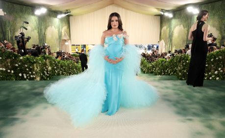 Lea Michele mostra gravidez no baile