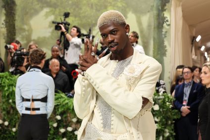 Lil Nas X mostra unhas grandes no Met Gala 2024