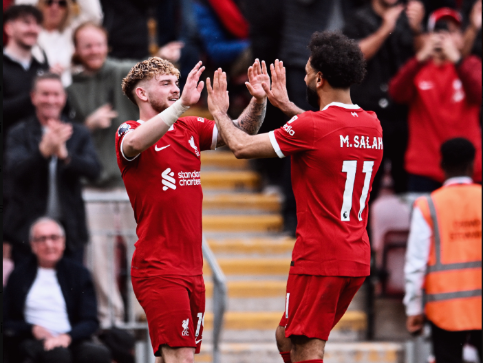 Liverpool vence e segue na disputa por título