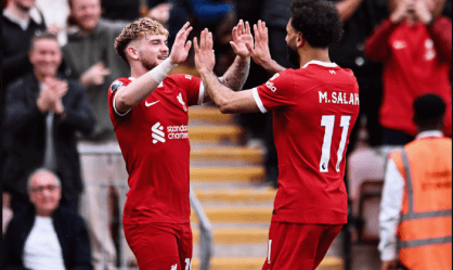 Liverpool vence e segue na disputa por título