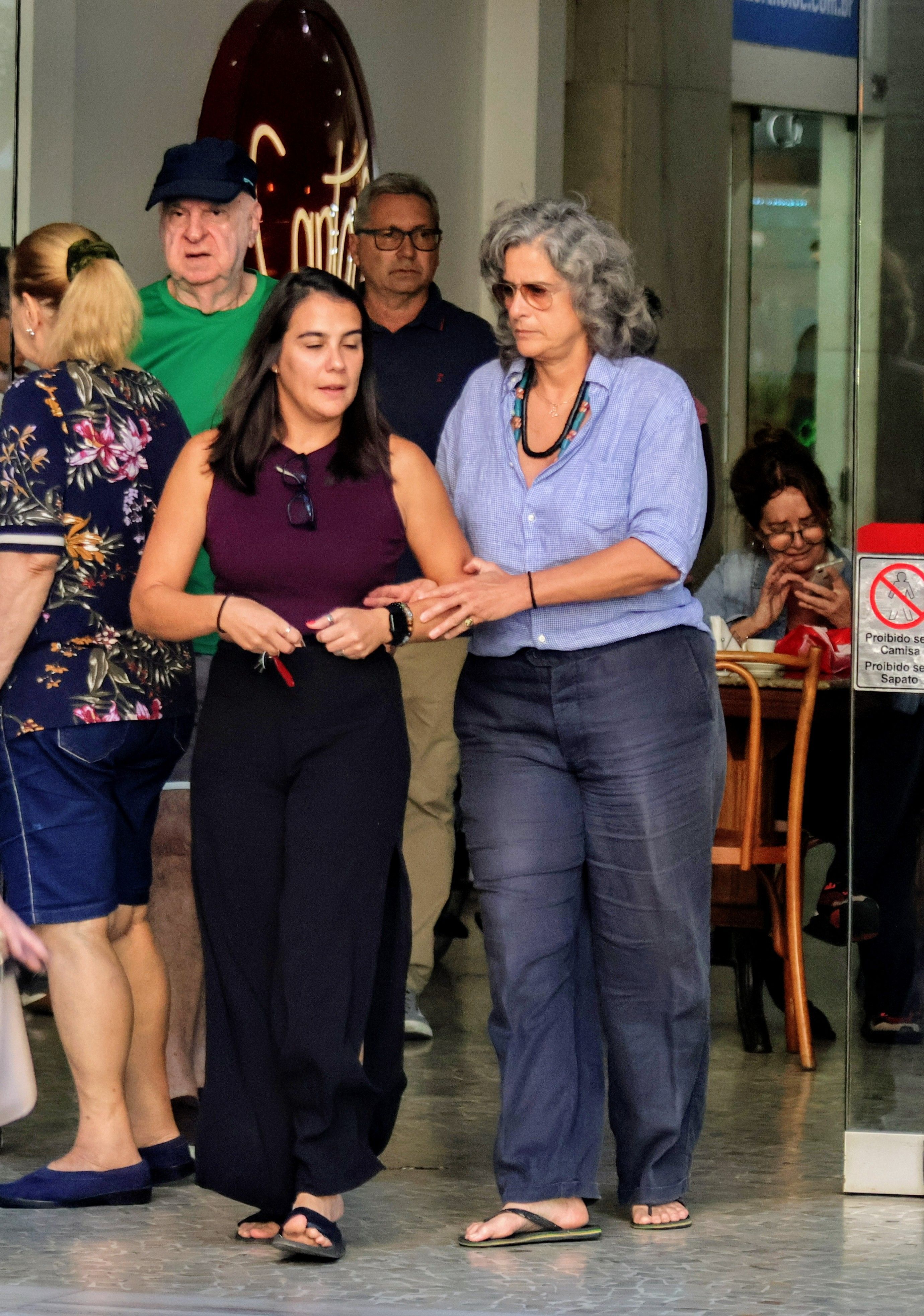 Atriz Lúcia Veríssimo, 65, e esposa Tay Saad, 34, são clicadas passeando pelo Leblon / Dan Delmiro / agnews