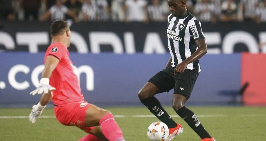 Luiz Henrique em ação durante partida do Botafogo, no Rio