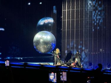 Madonna e dançarinos performam no palco em Copacabana