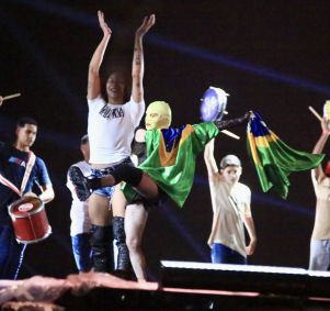 Madonna com duas bandeiras do Brasil ao lado de Pabllo Vittar