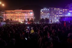 Praia de Copacabana lotada de fãs esperando o show de Madonna neste sábado
