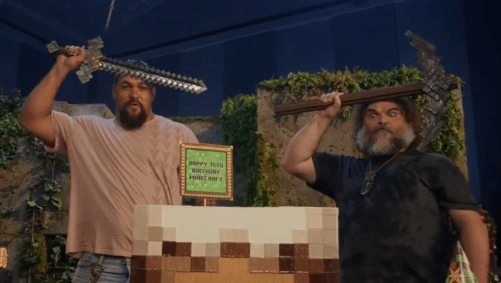 Jason Momoa e Jack Black em vídeo de comemoração aos 15 anos do jogo "Minecraft"