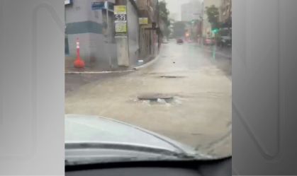 Água volta a invadir ruas de Porto Alegre