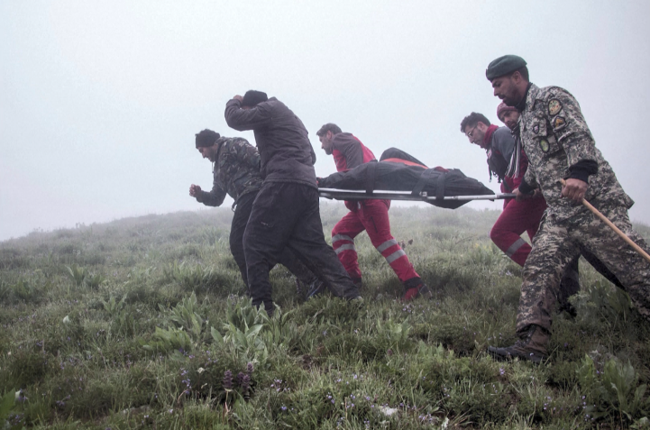 Equipes de resgate levam corpo após queda de helicóptero que transportava o presidente do Irã, Ebrahim Raisi, segundo agência WANA / WANA
