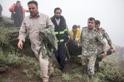Equipes de resgate levam corpo após queda de helicóptero que transportava o presidente do Irã, Ebrahim Raisi, segundo agência WANA